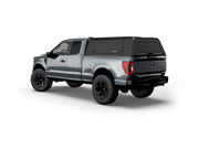 Hard top RSI SmartCap EVOa Adventure per Ford F-150 2015–2020 Standard Bed 6,5', vista posteriore 3/4 su sfondo bianco