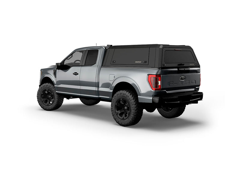 Hard top RSI SmartCap EVOa Adventure per Ford F-150 2015–2020 Standard Bed 6,5', vista posteriore 3/4 su sfondo bianco