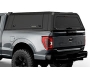 Hard top RSI SmartCap EVOa Adventure per Ford F-150 2015–2020 Standard Bed 6,5', vista posteriore 3/4 ravvicinata
