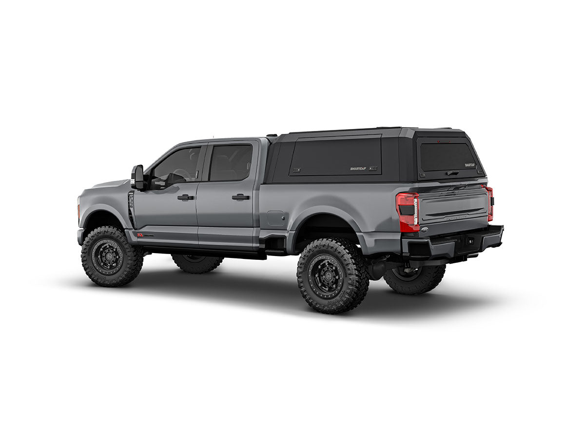 Hard top RSI SmartCap EVOa Adventure per Ford F-250 / F-350 Super Duty 2023+, vista posteriore 3/4 su sfondo bianco