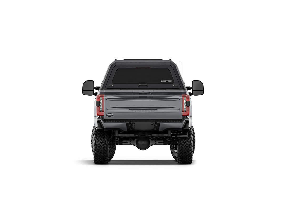 Hard top RSI SmartCap EVOa Adventure per Ford F-250 / F-350 Super Duty 2023+, vista posteriore su sfondo bianco