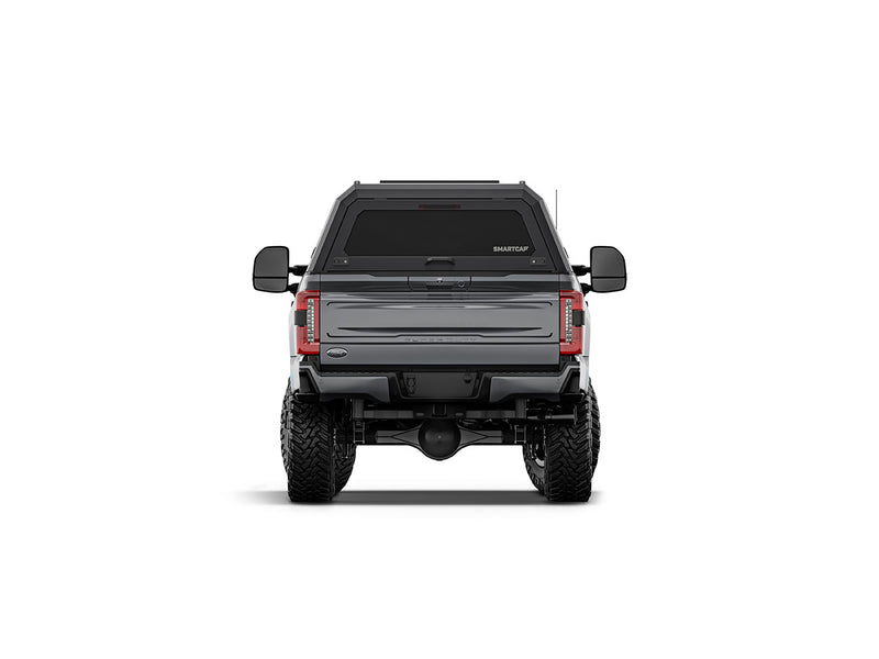 Hard top RSI SmartCap EVOa Adventure per Ford F-250 / F-350 Super Duty 2023+, vista posteriore su sfondo bianco
