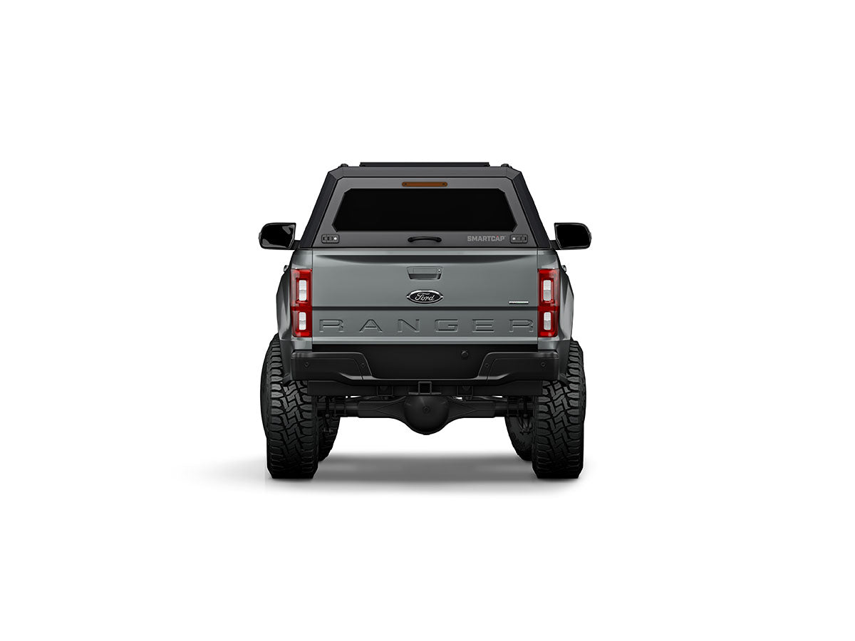Hard top RSI SmartCap EVOa Adventure per Ford Ranger 2012–2022 Double Cab, vista posteriore su sfondo bianco