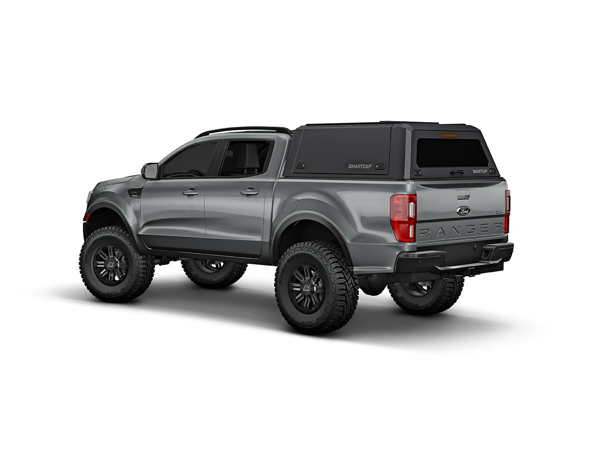Hard top RSI SmartCap EVOa Adventure per Ford Ranger 2012–2022 Extra Cab, vista posteriore 3/4 su sfondo bianco