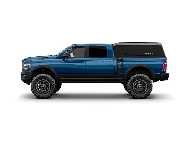 Hard top RSI SmartCap EVOa Adventure per RAM 1500 DS 2009+ Short Bed, vista laterale su sfondo bianco