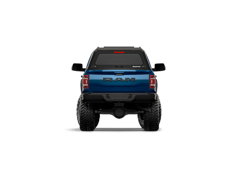 Hard top RSI SmartCap EVOa Adventure per RAM 1500 DS 2009+ Short Bed, vista posteriore su sfondo bianco