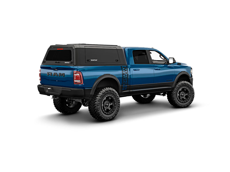 Hard top RSI SmartCap EVOa Adventure per RAM 1500 DS 2009+ Short Bed, vista posteriore 3/4 lato destro su sfondo bianco