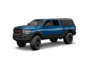 Hard top RSI SmartCap EVOa Adventure per RAM 1500 DT 2019+ Short Bed 5,7', vista anteriore 3/4 su sfondo bianco