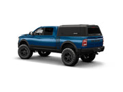Hard top RSI SmartCap EVOa Adventure per RAM 1500 DT 2019+ Short Bed 5,7', vista posteriore 3/4 su sfondo bianco