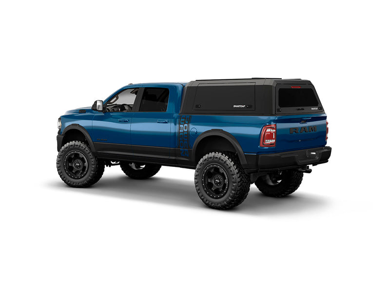 Hard top RSI SmartCap EVOa Adventure per RAM 1500 DT 2019+ Short Bed 5,7', vista posteriore 3/4 su sfondo bianco