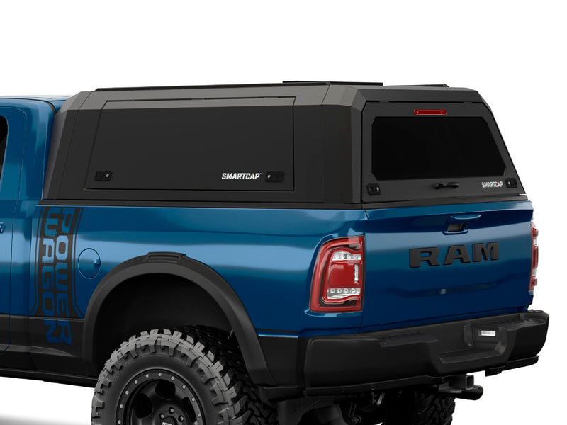Hard top RSI SmartCap EVOa Adventure per RAM 1500 DT 2019+ Short Bed 5,7', vista posteriore 3/4 ravvicinata