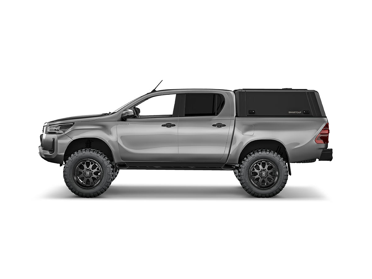 Hard top RSI SmartCap EVOa Adventure per Toyota Hilux 2016–2025 Double Cab, vista laterale su sfondo bianco