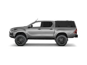 Hard top RSI SmartCap EVOa Adventure per Toyota Hilux 2016–2025 Double Cab, vista laterale su sfondo bianco