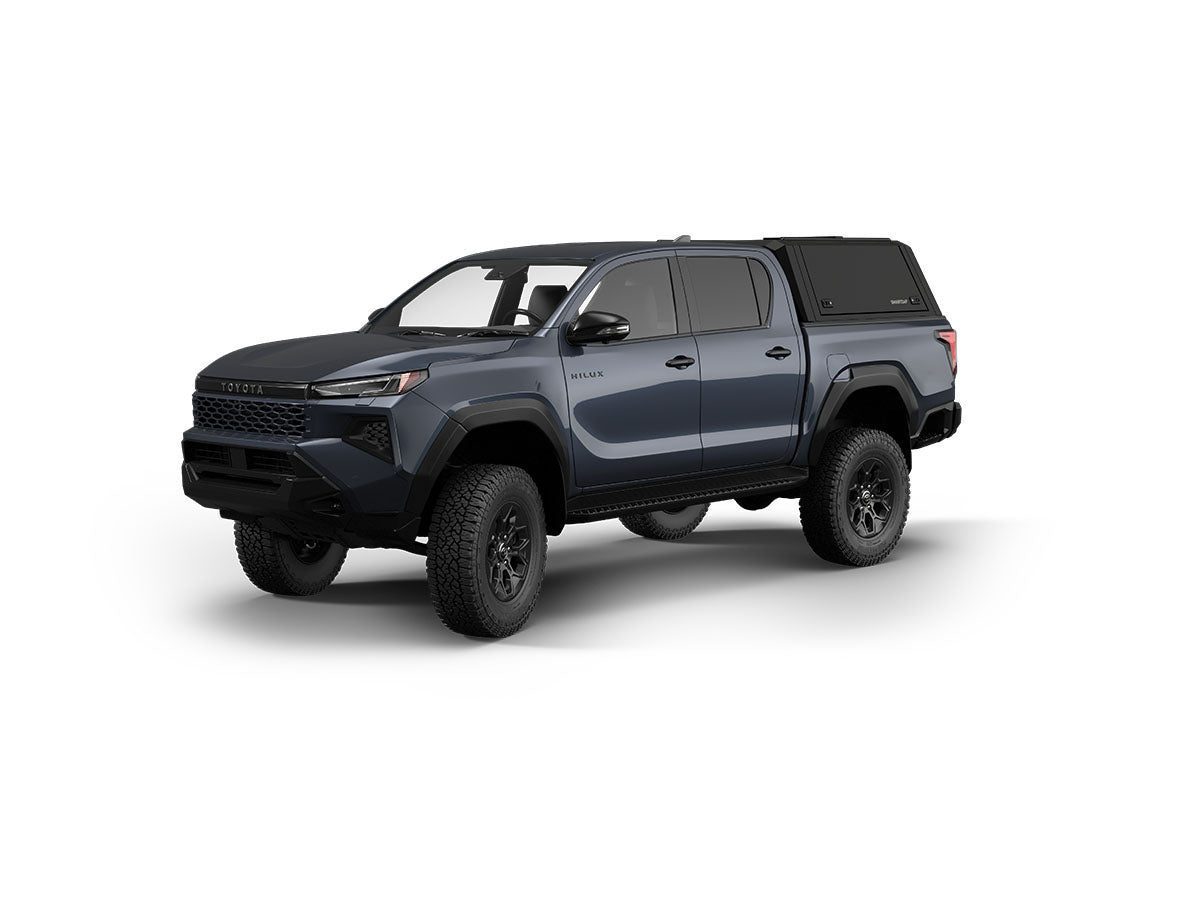 Hard top RSI SmartCap EVOa Adventure per Toyota Hilux 2026+ Double Cab, vista anteriore 3/4 su sfondo bianco