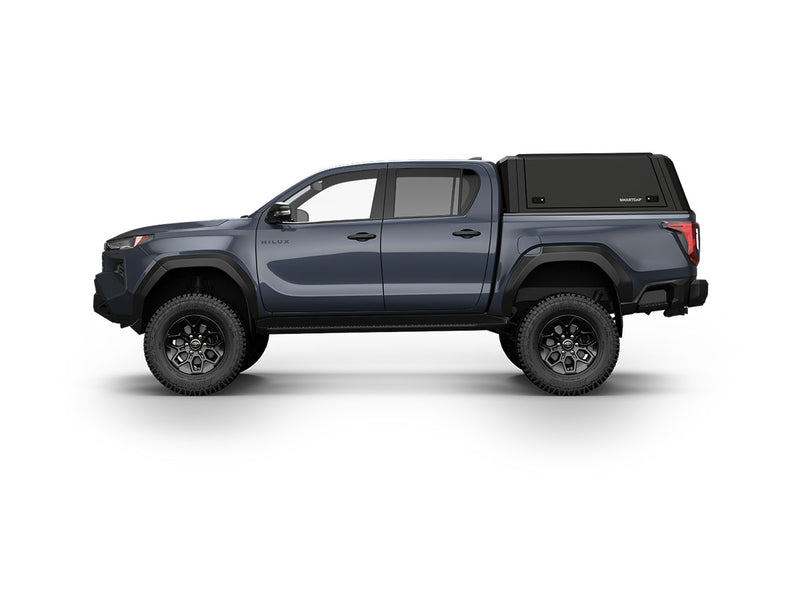 Hard top RSI SmartCap EVOa Adventure per Toyota Hilux 2026+ Double Cab, vista laterale su sfondo bianco