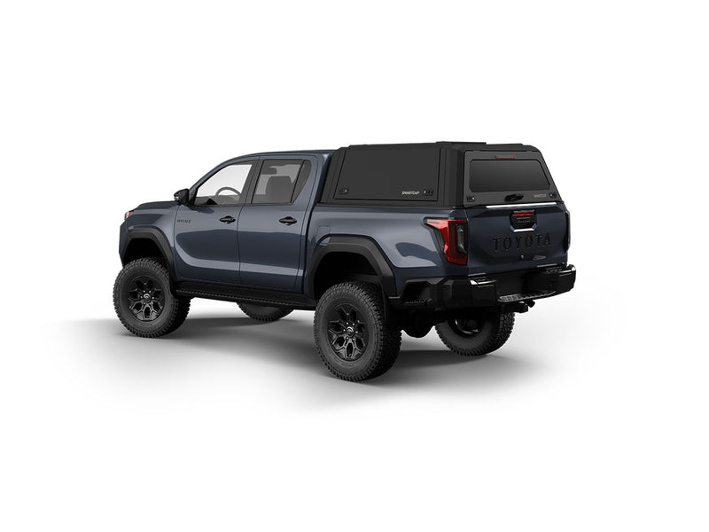 Hard top RSI SmartCap EVOa Adventure per Toyota Hilux 2026+ Double Cab, vista posteriore 3/4 su sfondo bianco