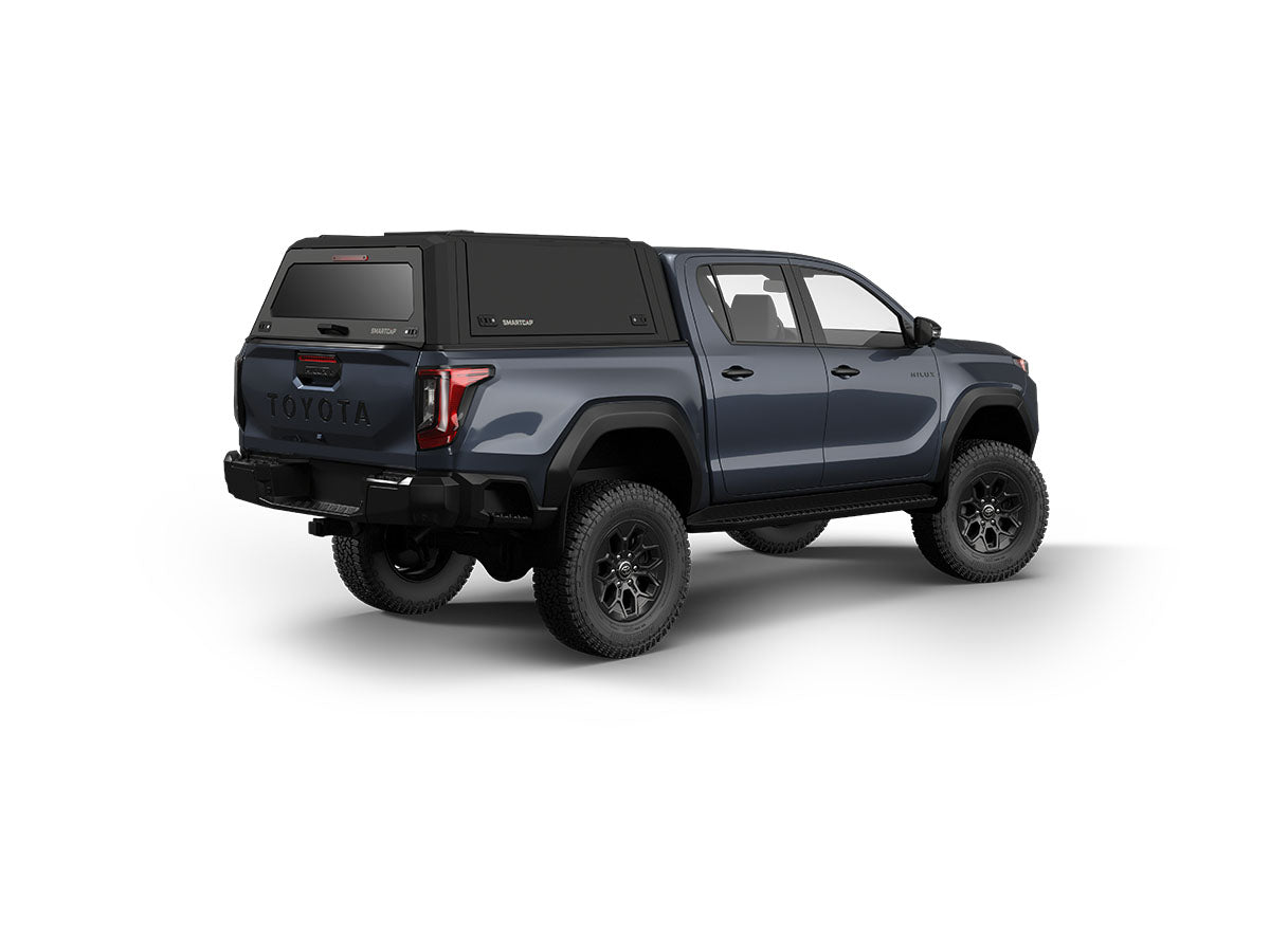 Hard top RSI SmartCap EVOa Adventure per Toyota Hilux 2026+ Double Cab, vista posteriore 3/4 lato destro su sfondo bianco