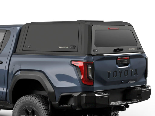 Hard top RSI SmartCap EVOa Adventure per Toyota Hilux 2026+ Double Cab, vista posteriore 3/4 ravvicinata