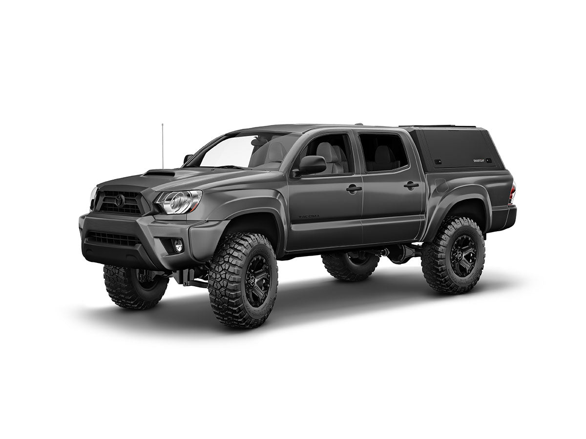 Hard top RSI SmartCap EVOa Adventure per Toyota Tacoma 2005–2015 Short Bed 5', vista anteriore 3/4 su sfondo bianco