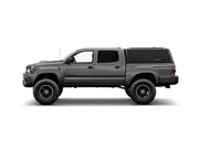 Hard top RSI SmartCap EVOa Adventure per Toyota Tacoma 2005–2015 Short Bed 5', vista laterale su sfondo bianco
