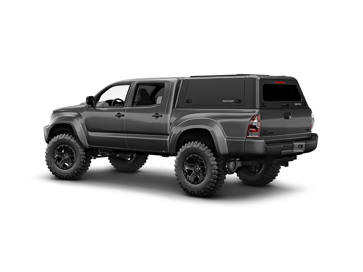 Hard top RSI SmartCap EVOa Adventure per Toyota Tacoma 2005–2015 Short Bed 5', vista posteriore 3/4 su sfondo bianco