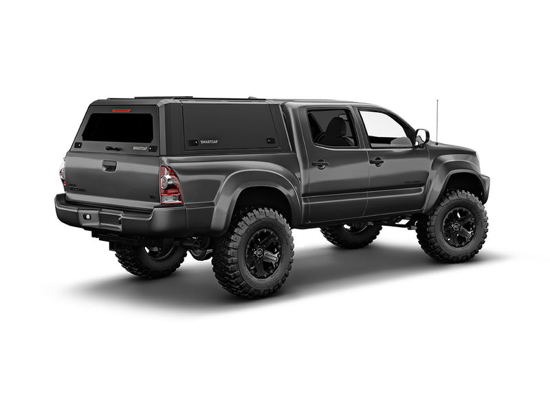 Hard top RSI SmartCap EVOa Adventure per Toyota Tacoma 2005–2015 Short Bed 5', vista posteriore 3/4 lato destro su sfondo bianco