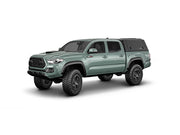 Hard top RSI SmartCap EVOa Adventure per Toyota Tacoma 2016–2023 Short Bed 5', vista anteriore 3/4 su sfondo bianco
