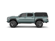 Hard top RSI SmartCap EVOa Adventure per Toyota Tacoma 2016–2023 Short Bed 5', vista laterale su sfondo bianco