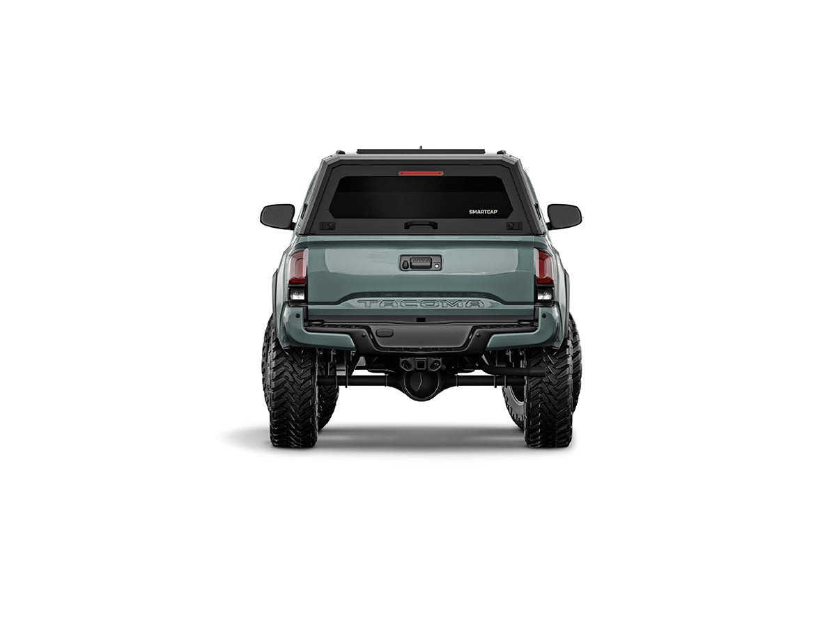 Hard top RSI SmartCap EVOa Adventure per Toyota Tacoma 2016–2023 Short Bed 5', vista posteriore su sfondo bianco