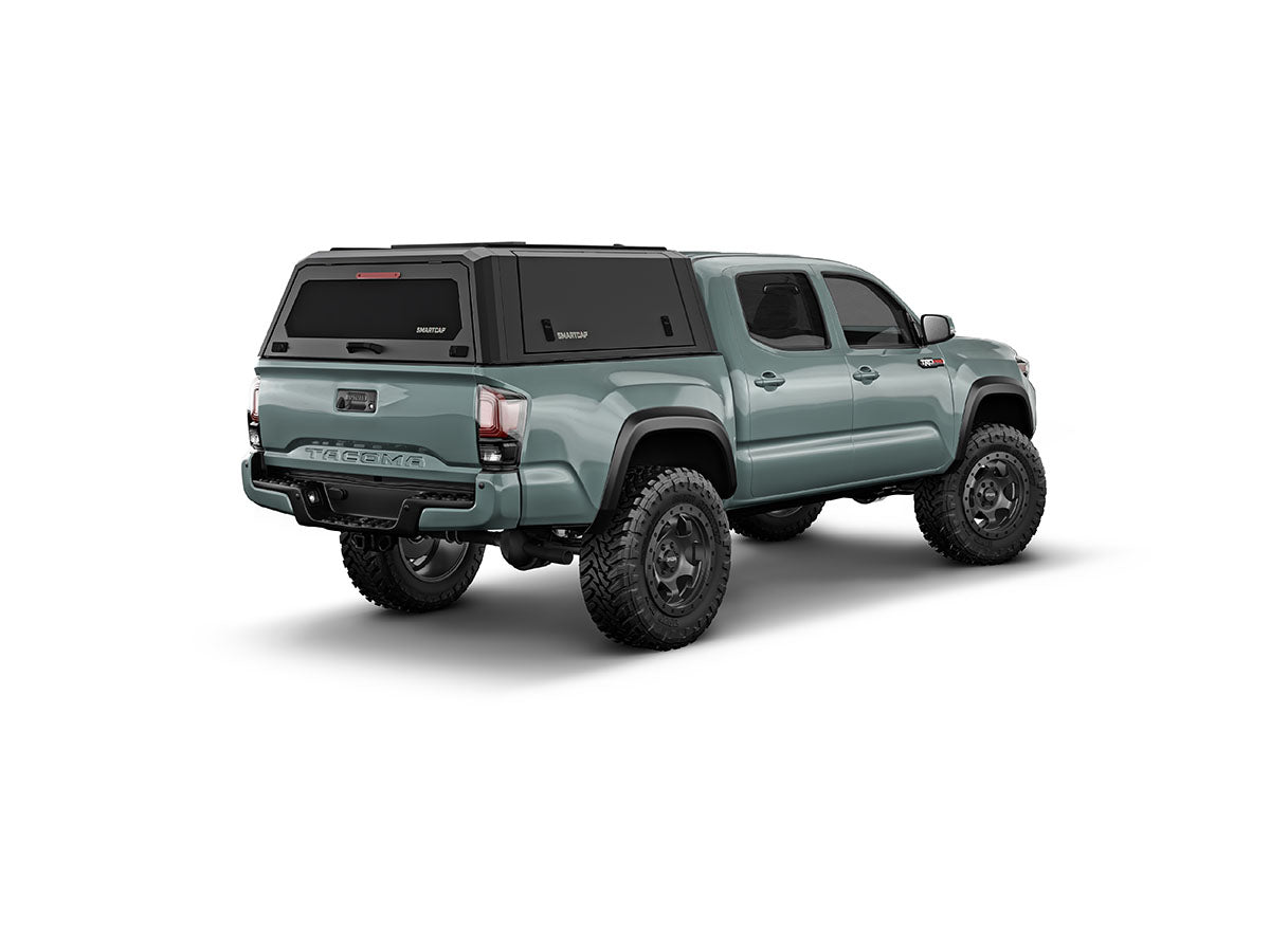 Hard top RSI SmartCap EVOa Adventure per Toyota Tacoma 2016–2023 Short Bed 5', vista posteriore 3/4 lato destro su sfondo bianco