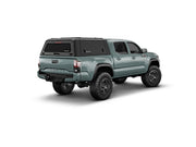 Hard top RSI SmartCap EVOa Adventure per Toyota Tacoma 2016–2023 Short Bed 5', vista posteriore 3/4 lato destro su sfondo bianco