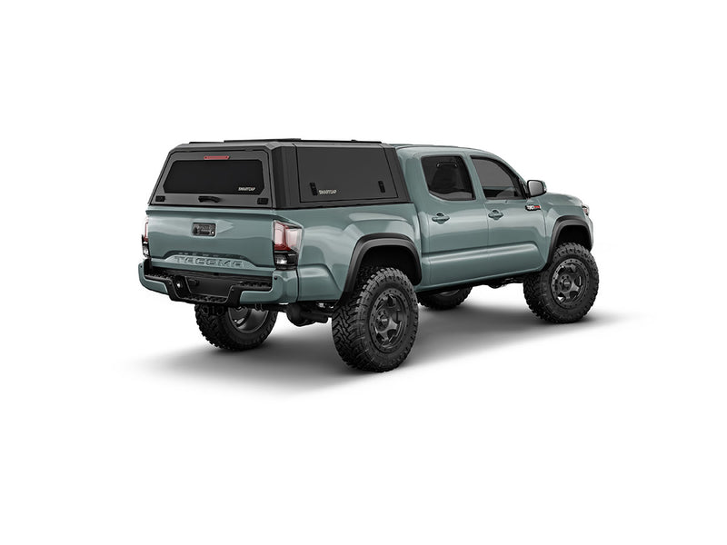 Hard top RSI SmartCap EVOa Adventure per Toyota Tacoma 2016–2023 Short Bed 5', vista posteriore 3/4 lato destro su sfondo bianco