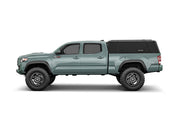 Hard top RSI SmartCap EVOa Adventure per Toyota Tacoma 2016–2023 Standard Bed 6', vista laterale su sfondo bianco