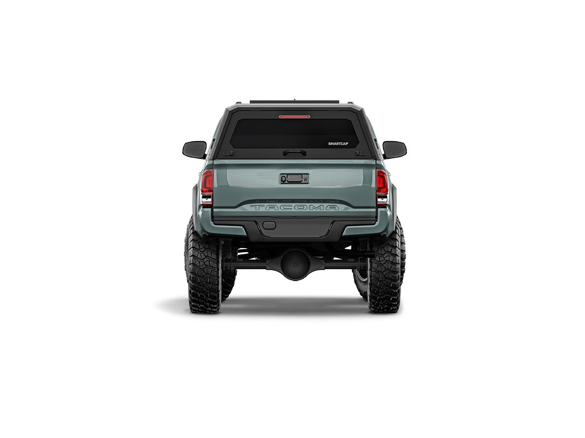 Hard top RSI SmartCap EVOa Adventure per Toyota Tacoma 2016–2023 Standard Bed 6', vista posteriore su sfondo bianco