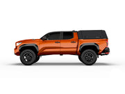 Hard top RSI SmartCap EVOa Adventure per Toyota Tacoma 2024+ Short Bed 5', vista laterale su sfondo bianco