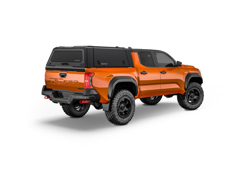 Hard top RSI SmartCap EVOa Adventure per Toyota Tacoma 2024+ Short Bed 5', vista posteriore 3/4 lato destro su sfondo bianco