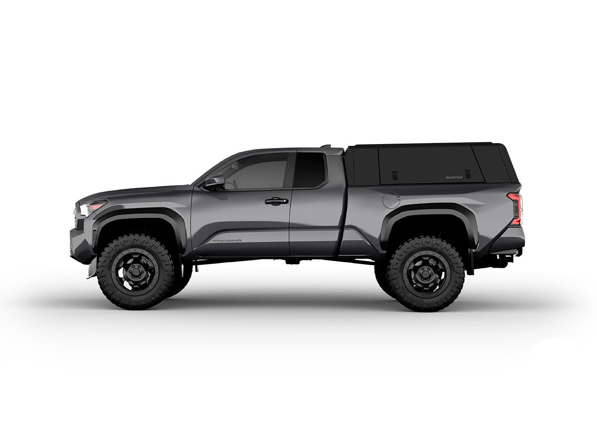 Hard top RSI SmartCap EVOa Adventure per Toyota Tacoma 2024+ Standard Bed 6', vista laterale su sfondo bianco