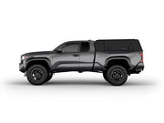 Hard top RSI SmartCap EVOa Adventure per Toyota Tacoma 2024+ Standard Bed 6', vista laterale su sfondo bianco