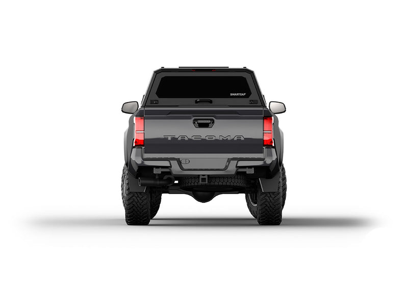 Hard top RSI SmartCap EVOa Adventure per Toyota Tacoma 2024+ Standard Bed 6', vista posteriore su sfondo bianco