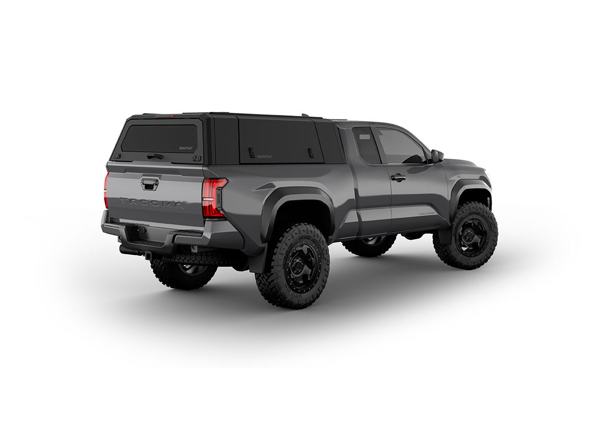 Hard top RSI SmartCap EVOa Adventure per Toyota Tacoma 2024+ Standard Bed 6', vista posteriore 3/4 lato destro su sfondo bianco