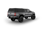 Hard top RSI SmartCap EVOa Adventure per Toyota Tacoma 2024+ Standard Bed 6', vista posteriore 3/4 lato destro su sfondo bianco