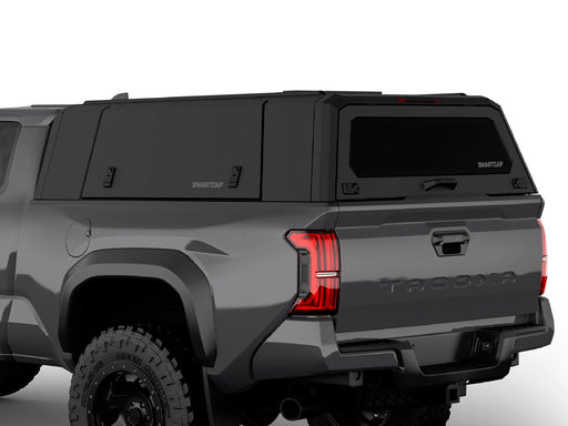 Hard top RSI SmartCap EVOa Adventure per Toyota Tacoma 2024+ Standard Bed 6', vista posteriore 3/4 ravvicinata