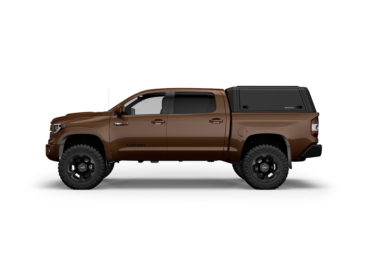 Hard top RSI SmartCap EVOa Adventure per Toyota Tundra 2007–2021 Short Bed 5,5', vista laterale su sfondo bianco