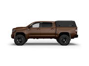 Hard top RSI SmartCap EVOa Adventure per Toyota Tundra 2007–2021 Short Bed 5,5', vista laterale su sfondo bianco