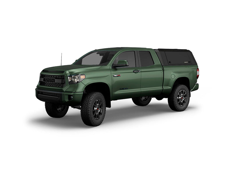 Hard top RSI SmartCap EVOa Adventure per Toyota Tundra 2007–2021 Standard Bed 6,5', vista anteriore 3/4 su sfondo bianco
