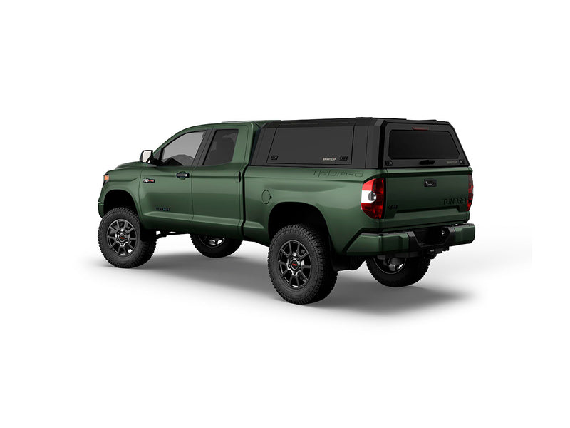 Hard top RSI SmartCap EVOa Adventure per Toyota Tundra 2007–2021 Standard Bed 6,5', vista posteriore 3/4 su sfondo bianco