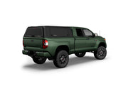 Hard top RSI SmartCap EVOa Adventure per Toyota Tundra 2007–2021 Standard Bed 6,5', vista posteriore 3/4 lato destro su sfondo bianco