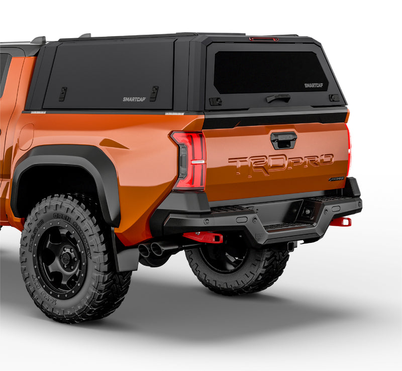 RSI SmartCap EVOa Adventure su Toyota Tacoma, vista posteriore 3/4 su sfondo bianco