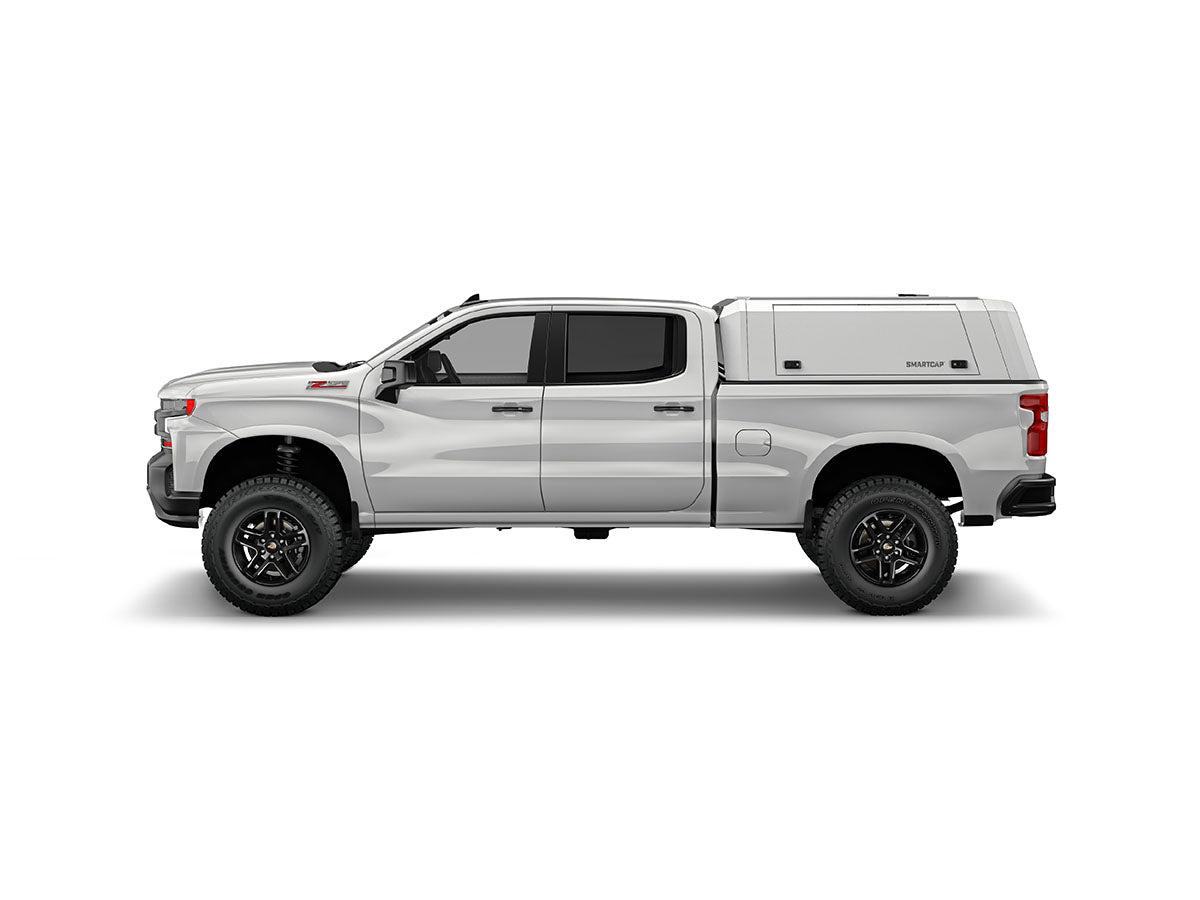 Hard top RSI SmartCap EVOc Commercial per Chevrolet Silverado / GMC Sierra 1500 2019+ Short Bed 5,8', vista laterale su sfondo bianco