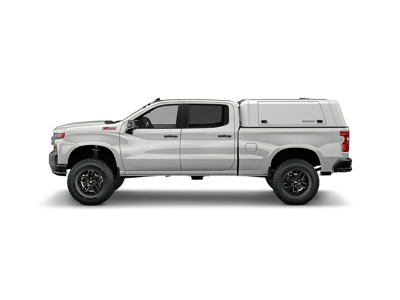 Hard top RSI SmartCap EVOc Commercial per Chevrolet Silverado / GMC Sierra 1500 2019+ Short Bed 5,8', vista laterale su sfondo bianco